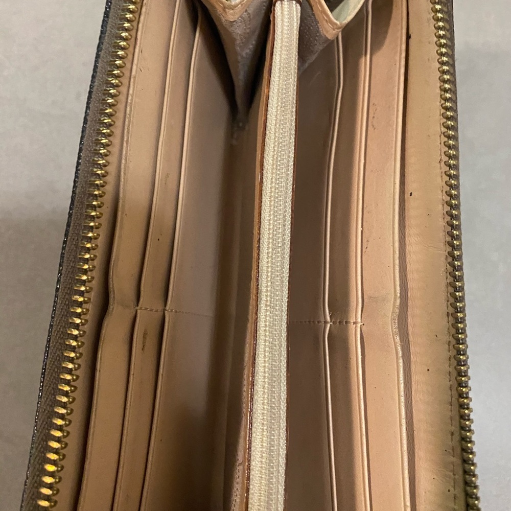 Michael Kors zip wallet - Picture 2 of 3